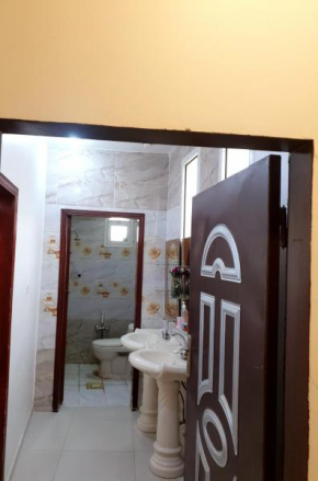 غرفة ضيوف بها سرير أريكة وحمام خاص